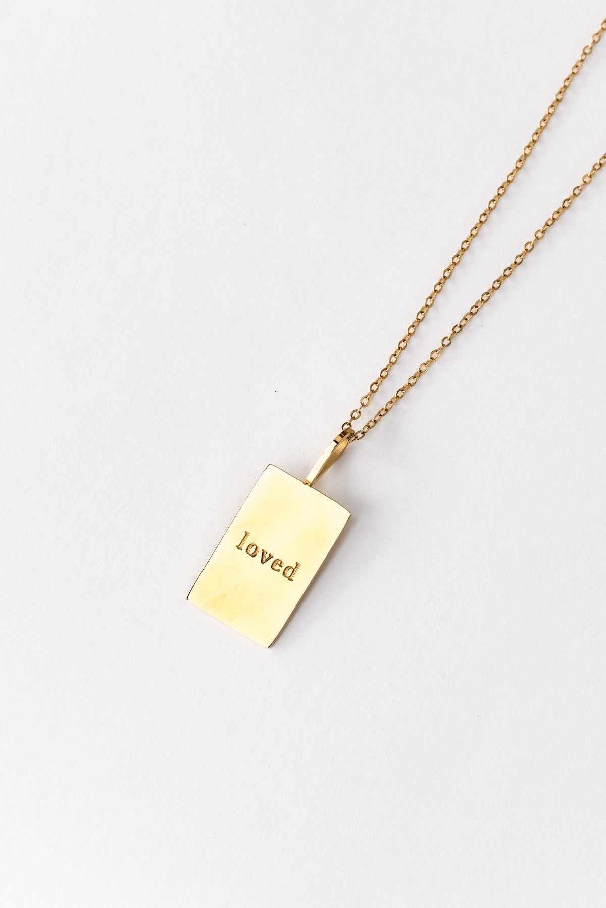 AMOR DEUS What's love necklace "Loved" Variation on a white backdrop